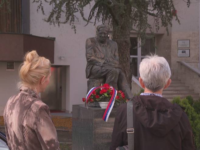 Положен вијенац на споменик Бранку Ћопићу у Бањалуци (Фото: РТРС)