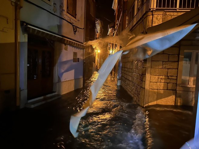Невријеме у Ровињу (Фото: Фејсбук/Vatrogasci Jvp Rovinj-Rovigno) Невријеме у Ровињу (Фото: Фејсбук/Vatrogasci Jvp Rovinj-Rovigno) -