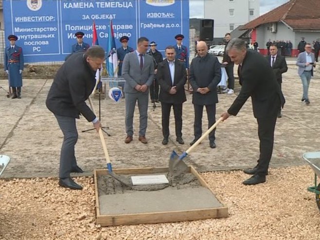 Полагање камеља темељца за изградњу новог објекта ПУ Источно Сарајево Полагање камеља темељца за изградњу новог објекта ПУ Источно Сарајево - Фото: РТРС