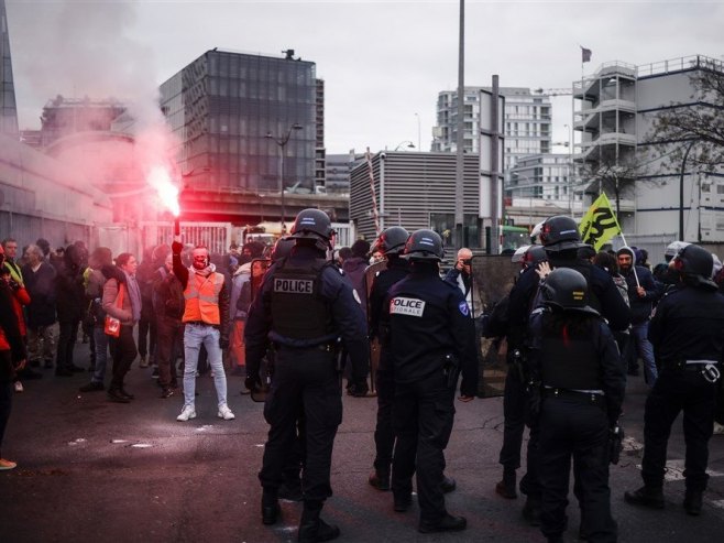 Протести у Париз (Фото: EPA-EFE/YOAN VALAT) - 