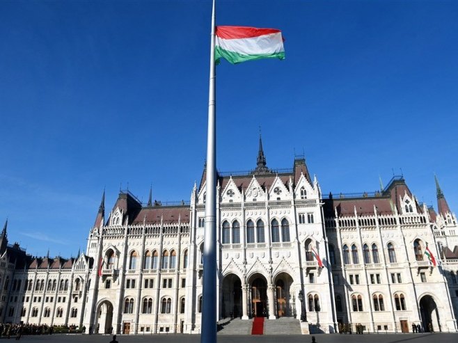 Зграда мађарског Парламента (Фото: EPA-EFE/Noemi Bruzak) - 