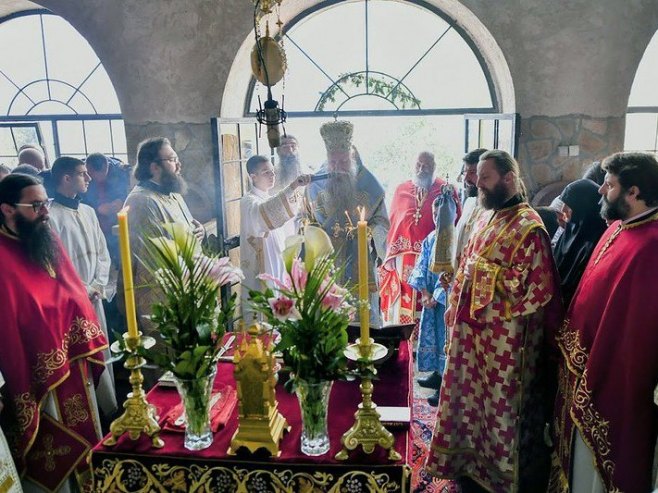 Владика Јоаникије служи Свету архијерејску литургију Владика Јоаникије служи Свету архијерејску литургију - Фото: СРНА