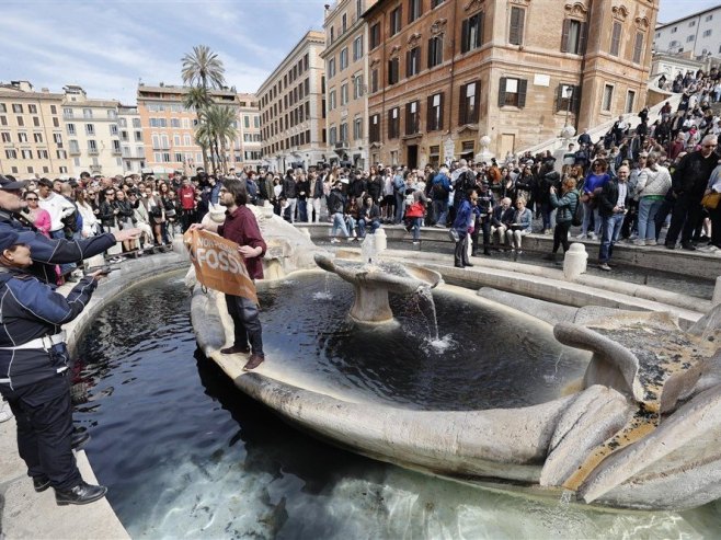 Активисти зацрнили воду у фонтани у Риму