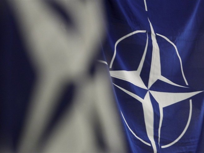 НАТО застава (Фото: EPA-EFE/Toms Kalnins/илустрација) - 