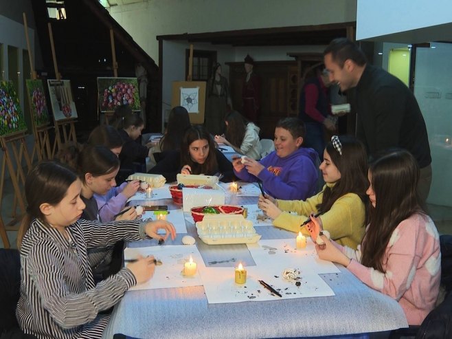 Бањалучки основци уче како се шарају јаја воском Бањалучки основци уче како се шарају јаја воском - Фото: РТРС