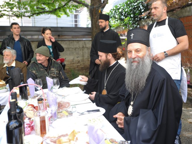 Patrijarh Porfirije na vaskršnjem ručku sa beskućnicima (foto: TANJUG / TARA RADOVANOVIĆ) - 