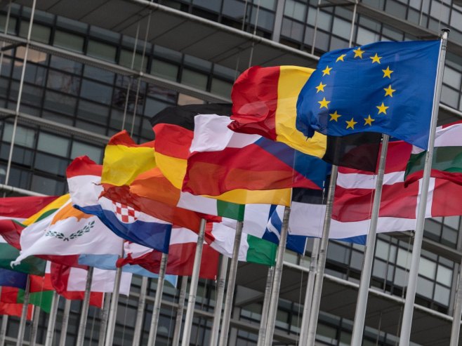 Заставе земаља ЕУ (Фото: EPA-EFE/PATRICK SEEGER) - 
