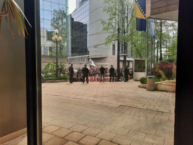 Протест испред Парламента ФБиХ - Фото: РТРС