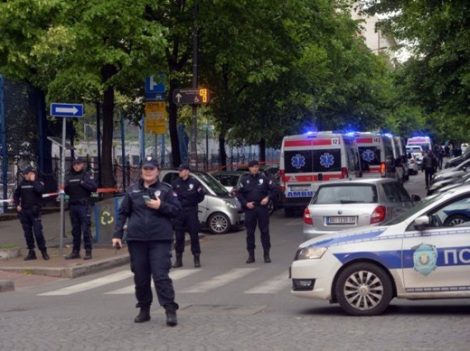 Полиција испред ОШ "Владислав Рибникар" (фото: TANJUG / ZORAN ŽESTIĆ) - 