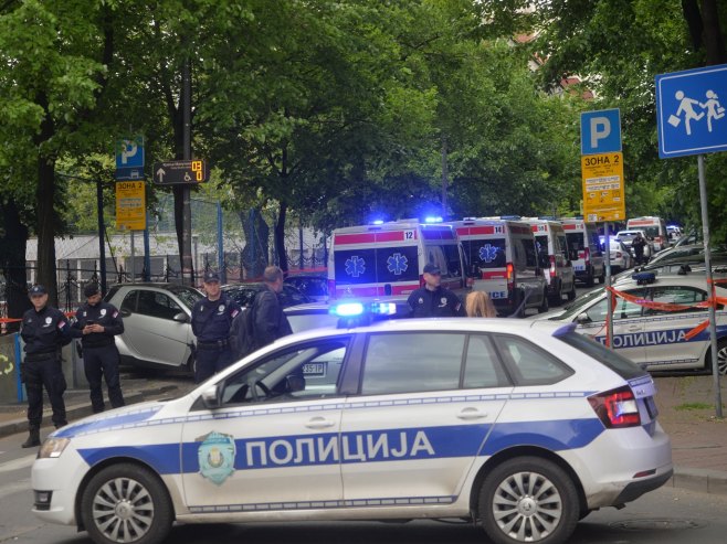 Policija ispred OŠ "Vladislav Ribnikar" (foto: TANJUG / ZORAN ŽESTIĆ) 