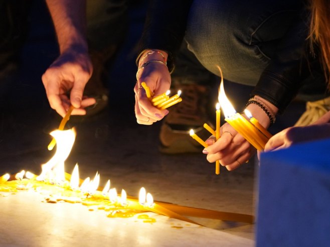 Paljenje svijeća nastradalima (Foto: TANJUG/MILOŠ MILIVOJEVIĆ/bs) 