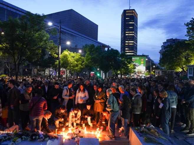 Okupljanje građana i paljenje sveća na Cvetnom Trgu u Beogradu (Foto: TANJUG/MILOŠ MILIVOJEVIĆ) 