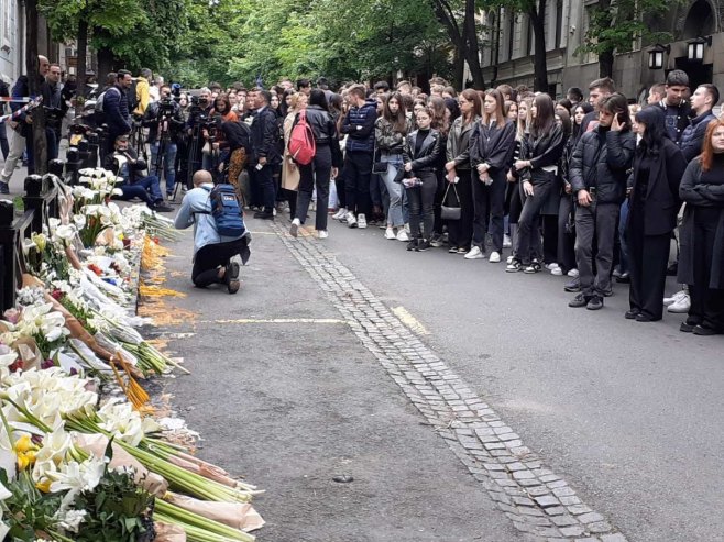Ученици школе "Владислав Рибникар" полажу цвијеће испред своје школе Ученици школе "Владислав Рибникар" полажу цвијеће испред своје школе - Фото: РТРС
