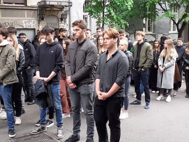 Ученици школе "Владислав Рибникар" полажу цвијеће испред своје школе