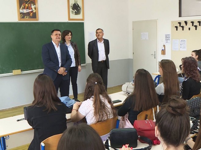 Владо Ђајић у посјети Медицинској школи у Бањалуци Владо Ђајић у посјети Медицинској школи у Бањалуци - Фото: РТРС