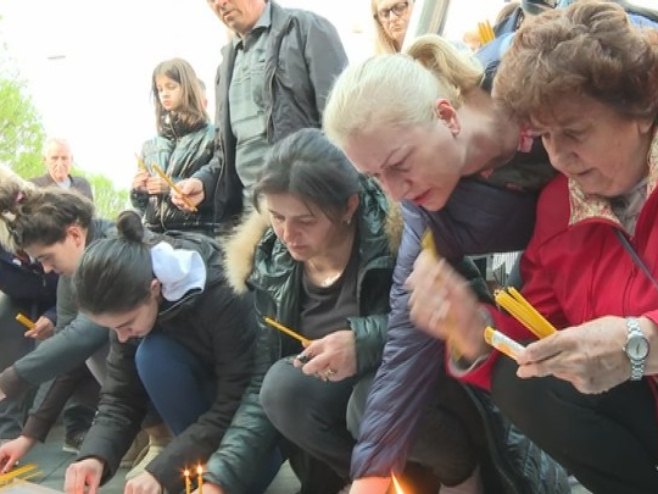 Грађани Бањалуке одају почаст страдалима у Београду (Фото: РТРС)