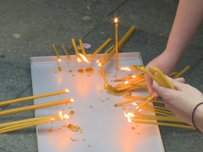 Грађани Бањалуке одају почаст страдалима у Београду (Фото: РТРС)