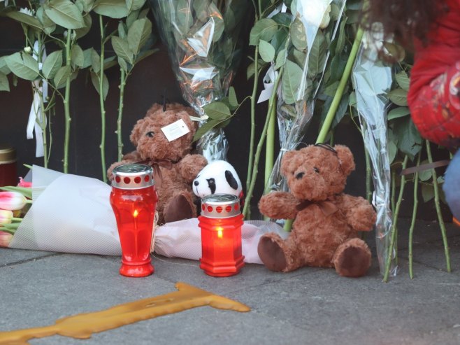 Грађани Бањалуке одају почаст страдалима у Београду (Фото: Б. Здриња) 