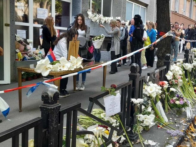 Испред школе на Врачару отворена књига жалости - Фото: РТРС