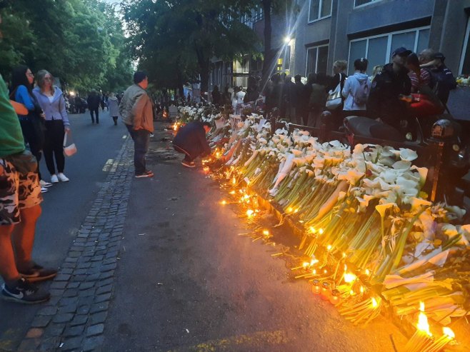 Београђани одају почаст жртвама - Фото: РТРС