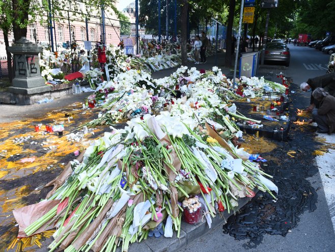 Одавање поште убијеним (Фото: TANJUG/ STRAHINJA AĆIMOVIĆ) - 