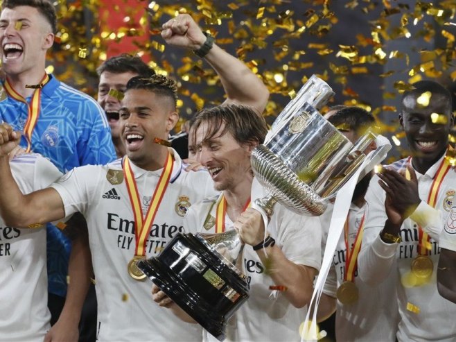Фудбалери Реал Мадрида (Фото: EPA-EFE/Jose Manuel Vidal) - 