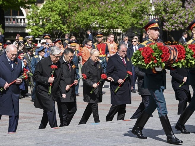 Moskva - polaganje cvijeća (Foto: EPA/ALEXEY MAISHEV / SPUTNIK / KREMLIN POOL) 