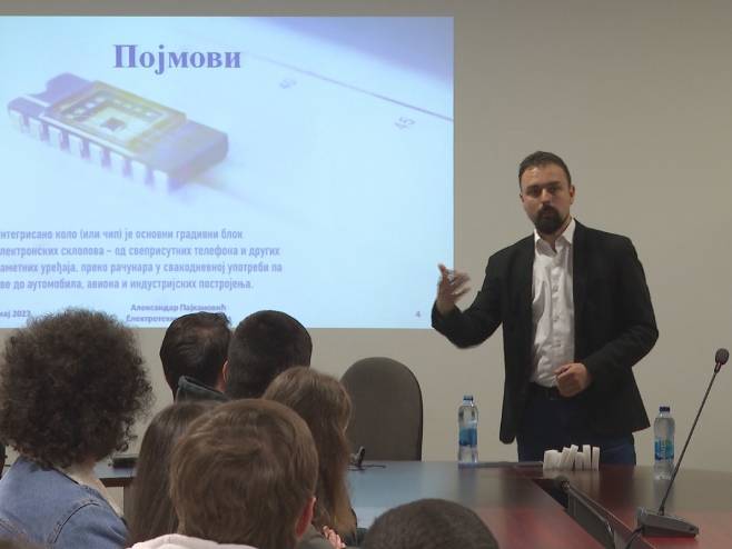 Електротехнички факултет представио први интегрисани чип - Фото: РТРС