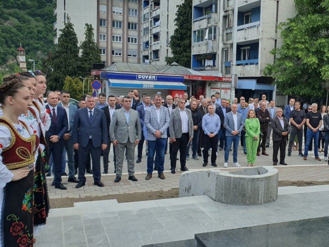 Полагање вијенаца у Зворнику Полагање вијенаца у Зворнику - Фото: РТРС