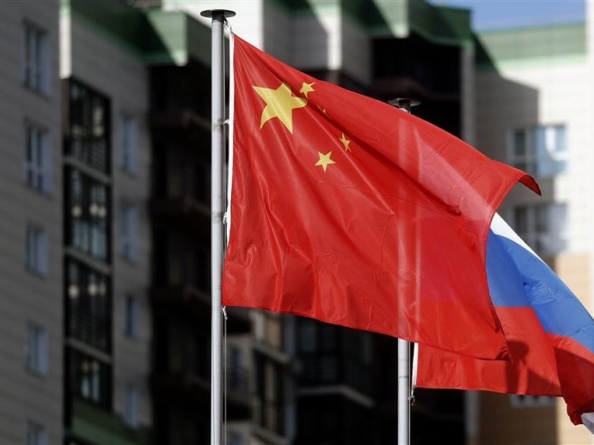 Кинеска и руска застава (Фото: EPA/MAXIM SHIPENKOV) - 