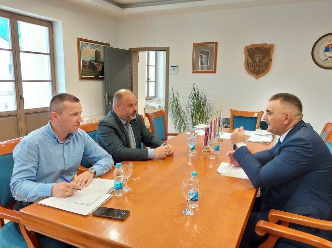 Минић са начелником Вишеграда Младеном Ђуревићем Минић са начелником Вишеграда Младеном Ђуревићем - Фото: СРНА