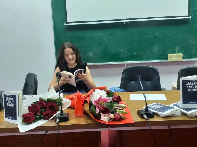 Промовисана збирка пјесама "Завири у моју тишину" Невене Видовић Промовисана збирка пјесама "Завири у моју тишину" Невене Видовић - Фото: СРНА