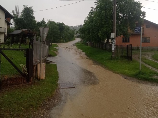 Česma - poplavljene ulice (Foto: RTRS)