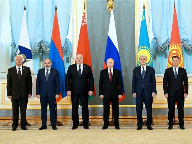 Лидери Евроазијске економске уније (Фото: ЕPA/DOSALIEV SULTAN/KYRGYZ PRESIDENT PRESS-SERVICE/HANDOUT) Лидери Евроазијске економске уније (Фото: ЕPA/DOSALIEV SULTAN/KYRGYZ PRESIDENT PRESS-SERVICE/HANDOUT) -