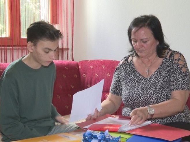 Троје дјеце и родитељи, уз подршку кабинета предсједника Српске, отпутовали за Минск на трансплантацију бубрега (ВИДЕО)