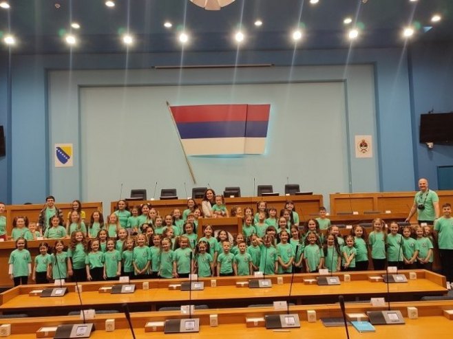 НСРС посјетили чланови Културно-умјетничког друштва "Лепа Радић" из Градишке (Фото: narodnaskupstinars.net) НСРС посјетили чланови Културно-умјетничког друштва "Лепа Радић" из Градишке (Фото: narodnaskupstinars.net) -