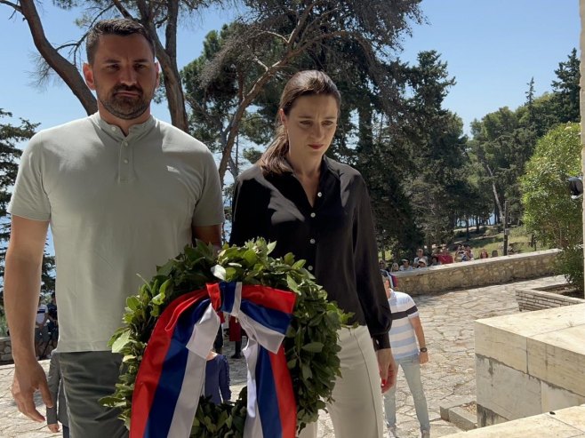Клокић положио вијенце на острву Видо Клокић положио вијенце на острву Видо - Фото: Уступљена фотографија