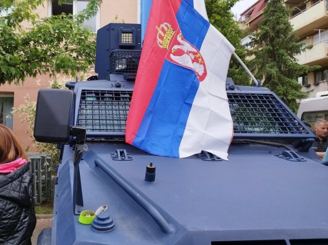 Застава Србије на оклопном возилу (фото: TANJUG / STR) - 