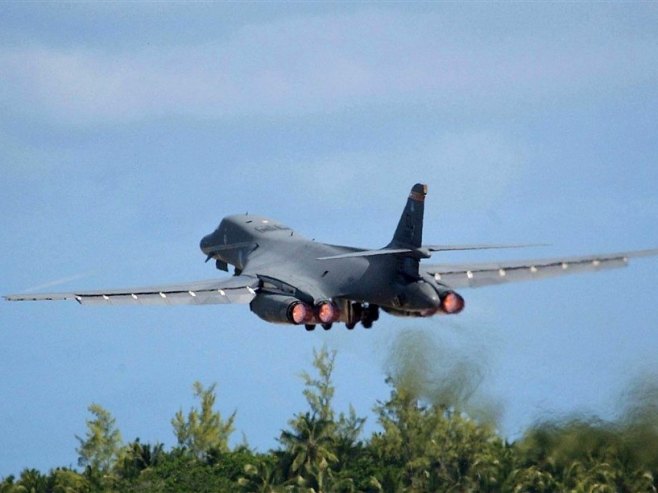 Стратешки бомбардер Б-1 (фото: EPA PHOTO USAF/SHANE CUOMO/USAF) - 