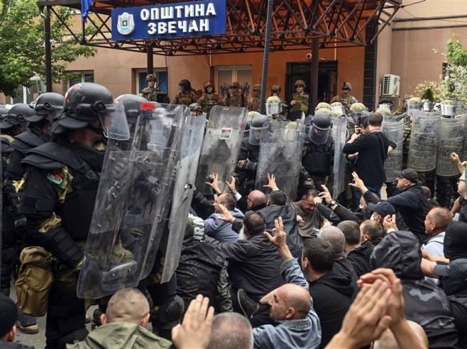 Сукоб у Звечану (Фото: EPA-EFE/GEORGI LICOVSKI) Сукоб у Звечану (Фото: EPA-EFE/GEORGI LICOVSKI) -