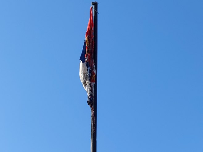 Запаљена застава у Грачаници (Фото: TANJUG/ DOPISNIŠTVO KIM/bs) - 
