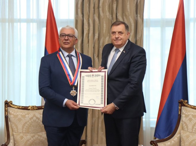 Додик одликовао Мандића Додик одликовао Мандића - Фото: predsjednikrs.rs/Borislav Zdrinja