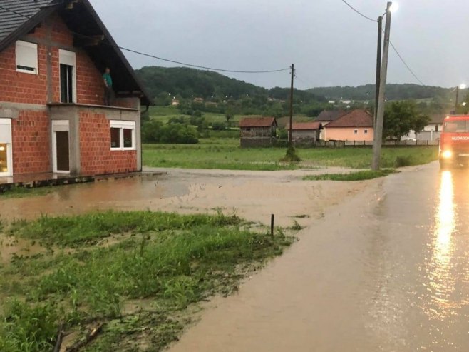 Поплаве у Угљевику: Заплављене куће, ватрогасци на терену (ФОТО)