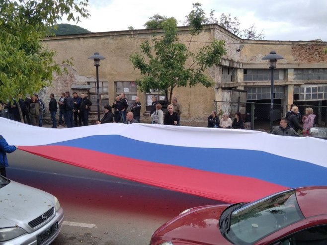 Звечан, окупљени развукли српску заставу (Фото: TANJUG/ DOPISNIŠTVO KIM/bs) - 