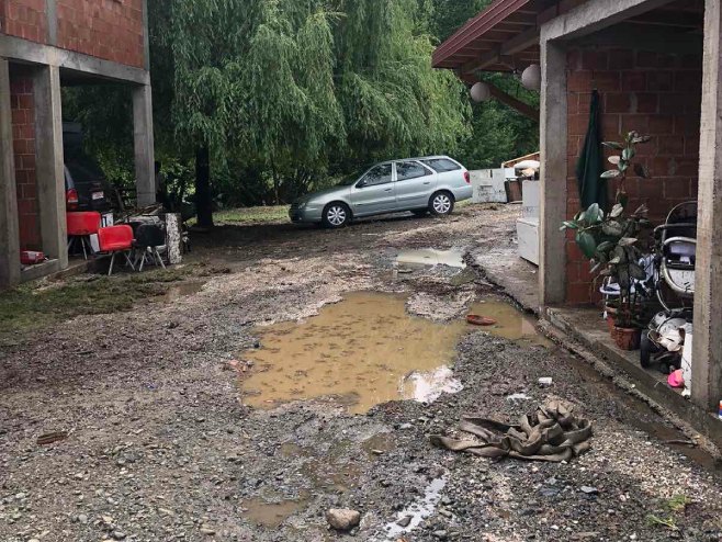 Поплављено 40 кућа у теслићком насељу; Дежурне службе и механизација на терену (ФОТО/ВИДЕО)