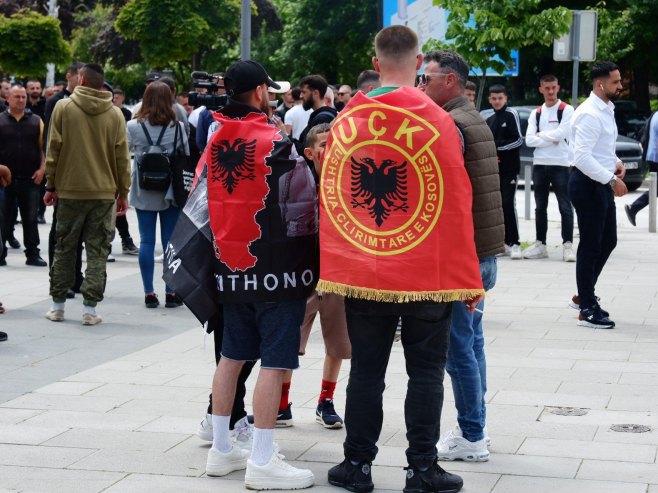 Албанци протествују у Косовској Митровици (фото: TANJUG / DOPISNIŠTVO KIM) - 