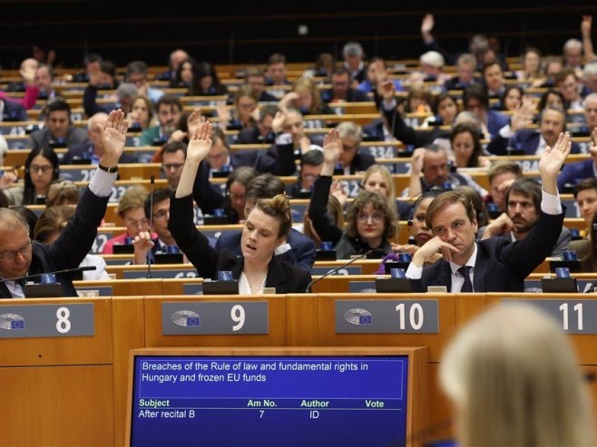 Европски парламент усвојио резолуцију којом осуђује Мађарску