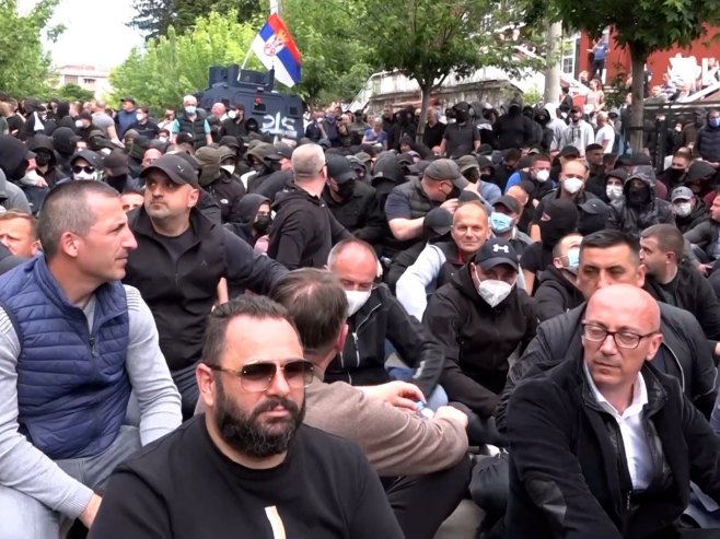 Привођење Петровића и Обреновића (Фото: TANJUG/ FOTO RADIO KIM/bs) Привођење Петровића и Обреновића (Фото: TANJUG/ FOTO RADIO KIM/bs) -