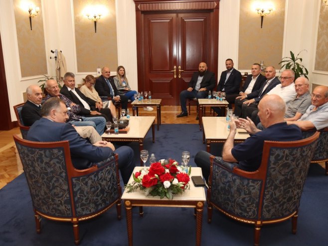 Dodik sa zlatnim rukometašima iz Minhena (Foto: predsjednikrs.net/B.Zdrinja) Dodik sa zlatnim rukometašima iz Minhena (Foto: predsjednikrs.net/B.Zdrinja)
