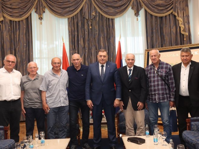 Додик са златним рукометашима из Минхена Додик са златним рукометашима из Минхена - Фото: predsjednikrs.rs/Borislav Zdrinja